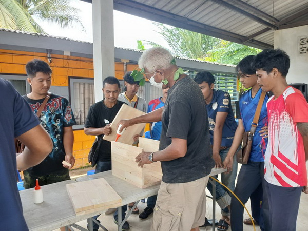 โครงการส่งเสริมอาชีพช่างไม้เครื่องเรือน
อบต.บางขุนทอง ร่วมกับสถาบันพัฒนาฝีมือแรงงาน 25 นราธิวาส ได้จัดโครงการพัฒนาศักยภาพของพื้นที่ การฝึกอาชีพเสริม หลักสูตร ช่างไม้เครื่องเรือน จำนวน 30 ชั่วโมง ระหว่างวันที่ 1 - 5 กรฏาคม พ.ศ. 2567 โดยมีผู้เข้าร่วมอบรมจำนวน 20 ราย